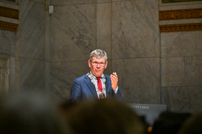 Rektor Svein Stølen ved Universitetet i Oslo stod for den offisielle opninga. Foto: Sven Gj. Gjeruldsen / Det kongelege hoffet